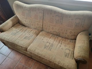 Sofá de tela beige y marrón