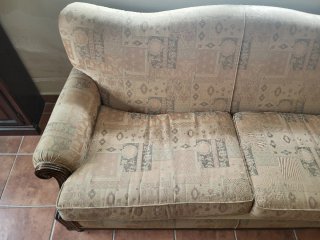 Sofá de tela beige y marrón