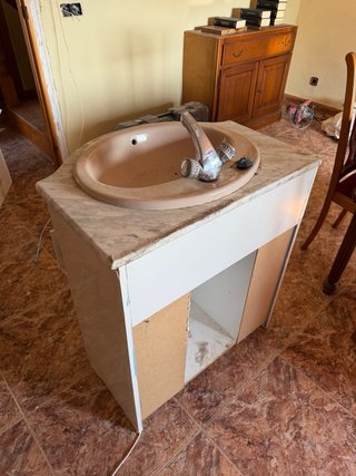 Mueble de baño con lavabo y mármol