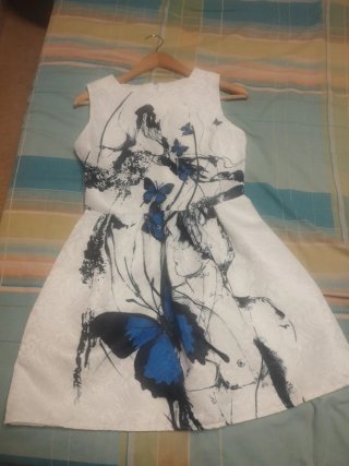 Vestido blanco con mariposas azules.T M