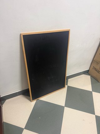Pizarra negra con marco de madera