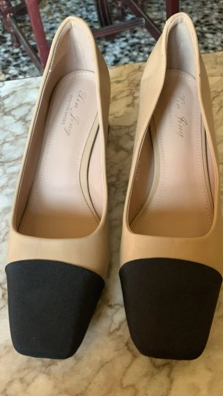 Zapatos de tacón beige y negro