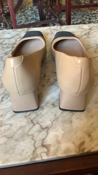 Zapatos de tacón beige y negro