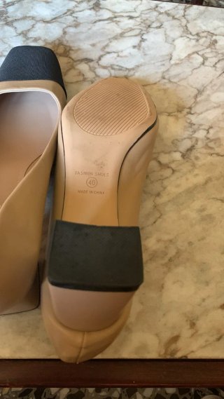 Zapatos de tacón beige y negro