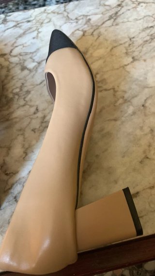 Zapatos de tacón beige y negro