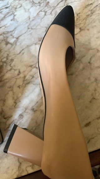 Zapatos de tacón beige y negro