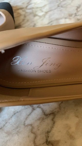 Zapatos de tacón beige y negro