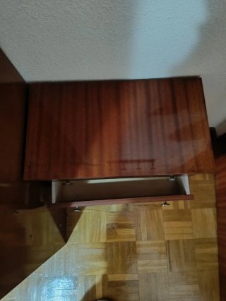 Mesita de noche de madera