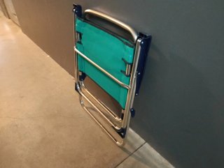 Silla de playa plegable plateada y verde