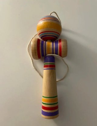 Kendama, juguete de madera tradicional japonés
