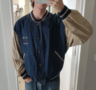 Chaqueta universitaria tipo bomber