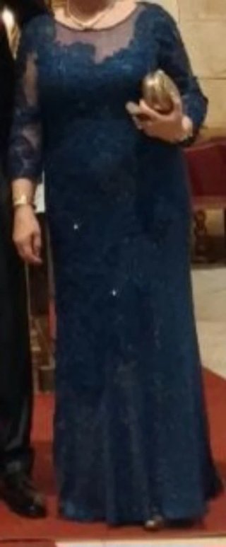 Vestido de gala azul con encaje
