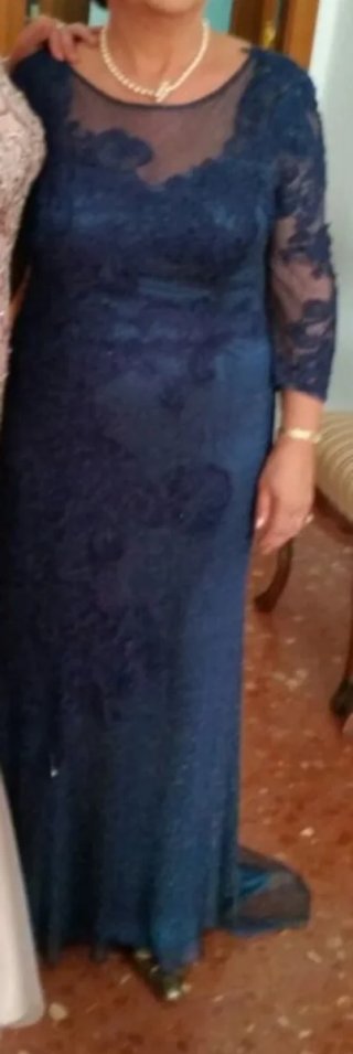 Vestido de gala azul con encaje