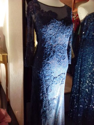 Vestido de gala azul con encaje