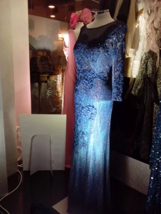 Vestido de gala azul con encaje