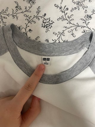Camiseta manga corta raglán gris y blanca