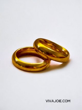 Anillos de pareja dorado y plateado