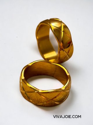 Anillos de pareja dorado y plateado