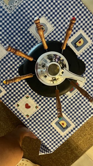 Cazo para fondue de hierro fumdido y madera