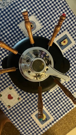 Cazo para fondue de hierro fumdido y madera
