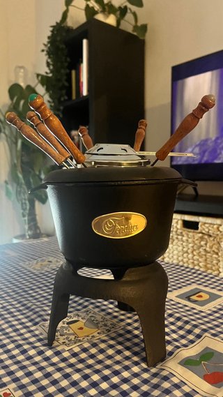 Cazo para fondue de hierro fumdido y madera