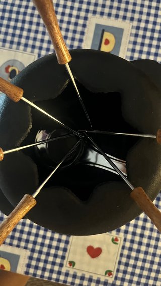 Cazo para fondue de hierro fumdido y madera