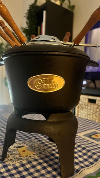Cazo para fondue de hierro fumdido y madera