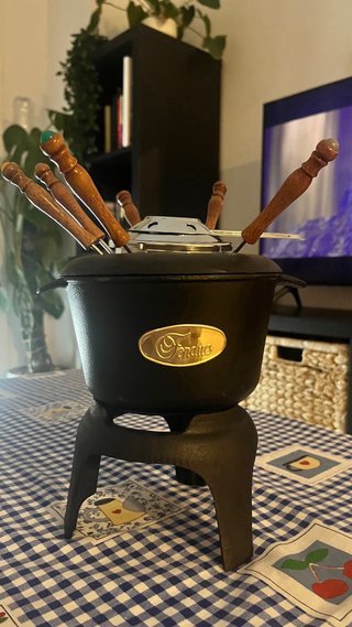 Cazo para fondue de hierro fumdido y madera