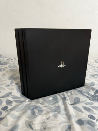 PS4 Pro 1TB + 5 Juegos
