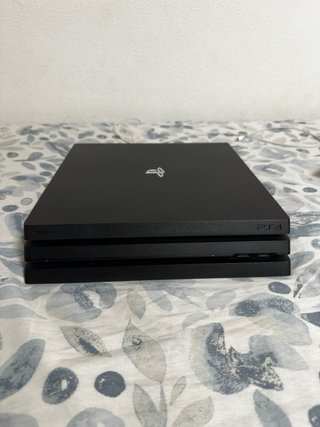 PS4 Pro 1TB + 5 Juegos