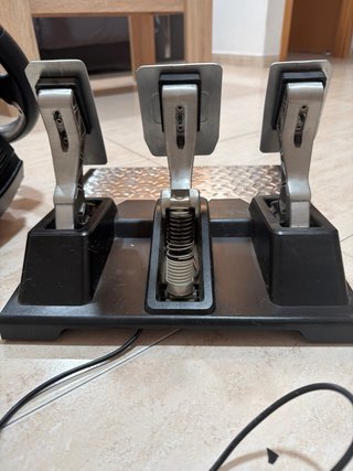 Volante Thrustmaster T GT II con pedales