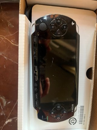 PSP 1000 Negra, Caja Original, Cargador y 3 juegos