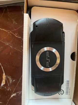 PSP 1000 Negra, Caja Original, Cargador y 3 juegos