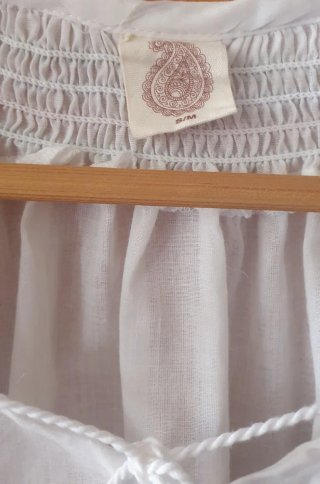 Blusa blanca bordada flores