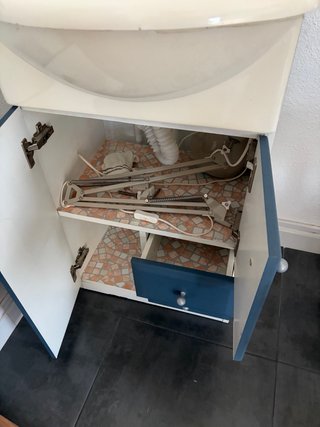 Mueble de baño con grifo plateado