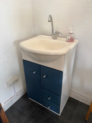 Mueble de baño con grifo plateado