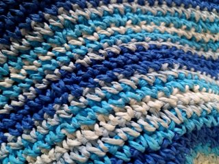 Sombreros de verano blancos y azules