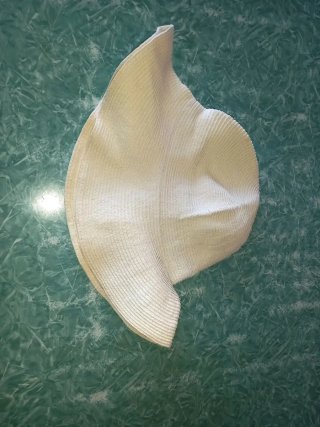 Sombreros de verano blancos y azules