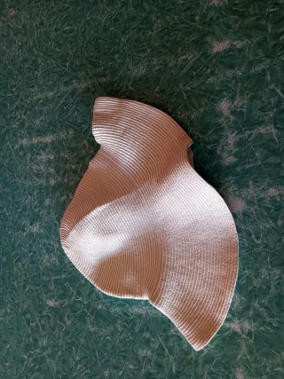 Sombreros de verano blancos y azules