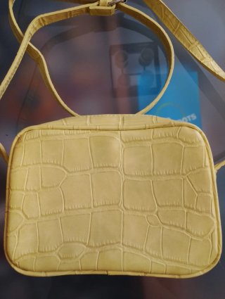 Bolso bandolera Stradivarius amarillo cocodrilo