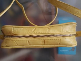 Bolso bandolera Stradivarius amarillo cocodrilo