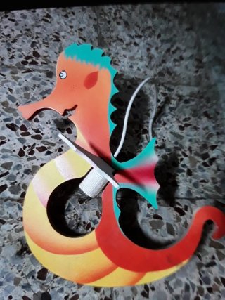 Lámpara de madera con forma de caballito de mar