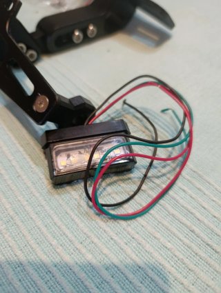 Portamatriculas ajustable con luz LED