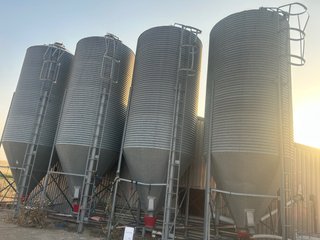 4 Silos de pienso metálicos