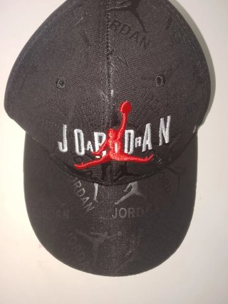 Gorra Jordan Negra Bordado Rojo