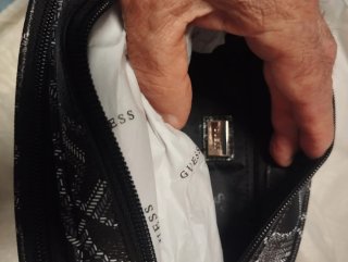 Riñonera Guess Negra y Dorada
