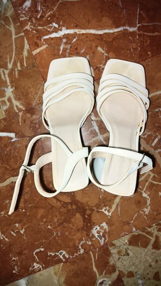 Sandalias de tacón beige y blancas