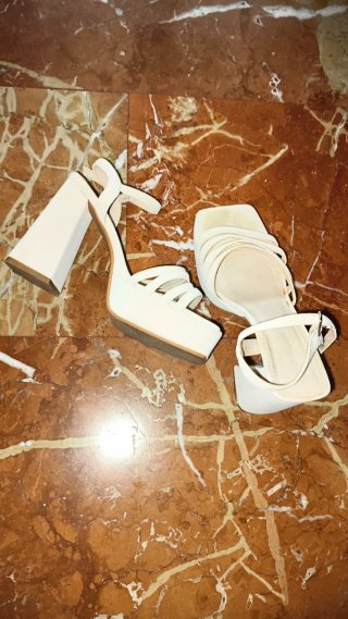 Sandalias de tacón beige y blancas