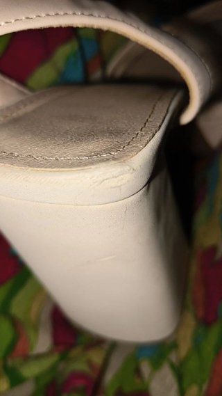 Sandalias de tacón beige y blancas