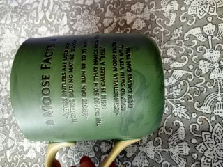 Caneca verde com alça dourada e estampa de alce